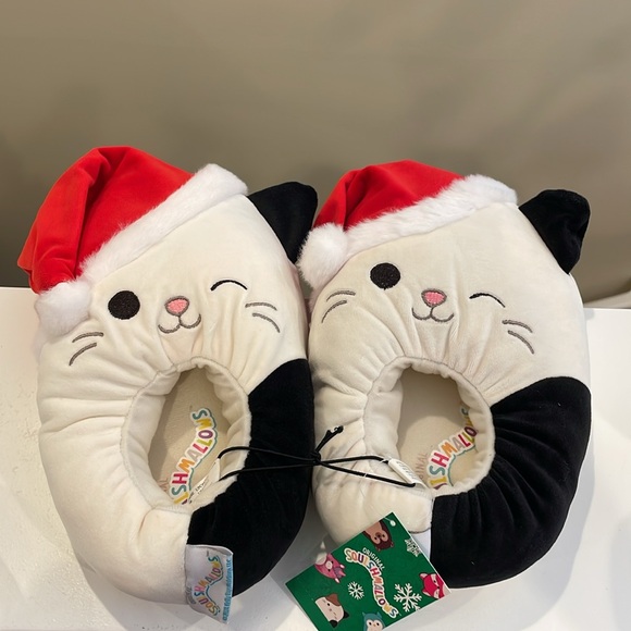 NWT Womens Size 7-8 Cam the Cat with Santa Hat Christmas Squishmallow Slippers - Picture 2 of 3